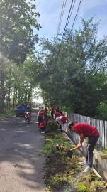 Pamong Kalurahan Ngeposari Ikuti Giat Jumat Bersih di Area Lampu Merah Sumur